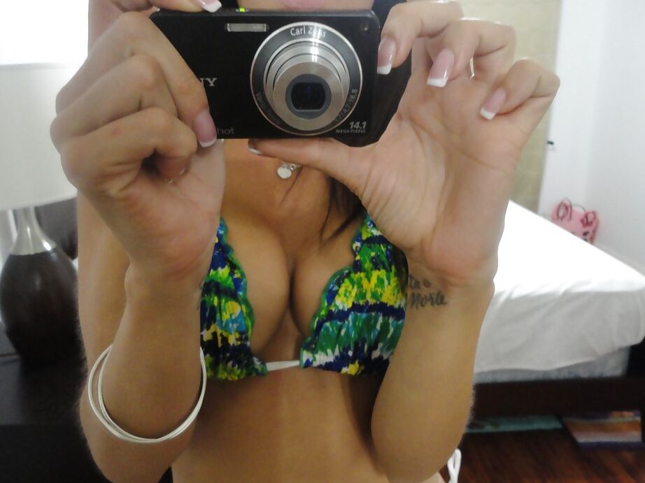 Das 16P heiße Babe Capri Cavanni macht Selbstfotos und zeigt ihre großen Titten und ihren Körper im Bikini