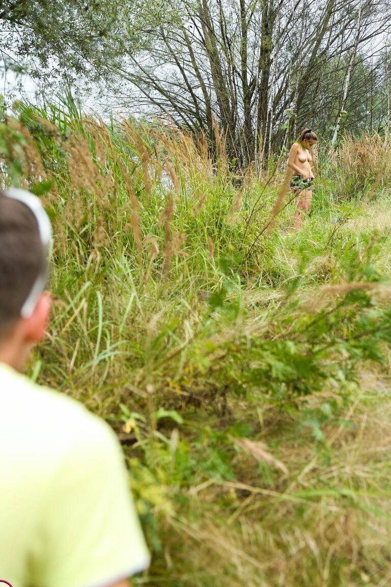 21P Adolescente gostosa com bunda suculenta e peitos grandes Adelle é fodida à beira do rio