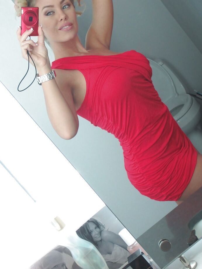 16P A linda loira Nicole Aniston descobrindo seu lindo corpo
