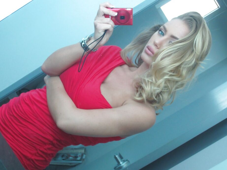 16P A linda loira Nicole Aniston descobrindo seu lindo corpo