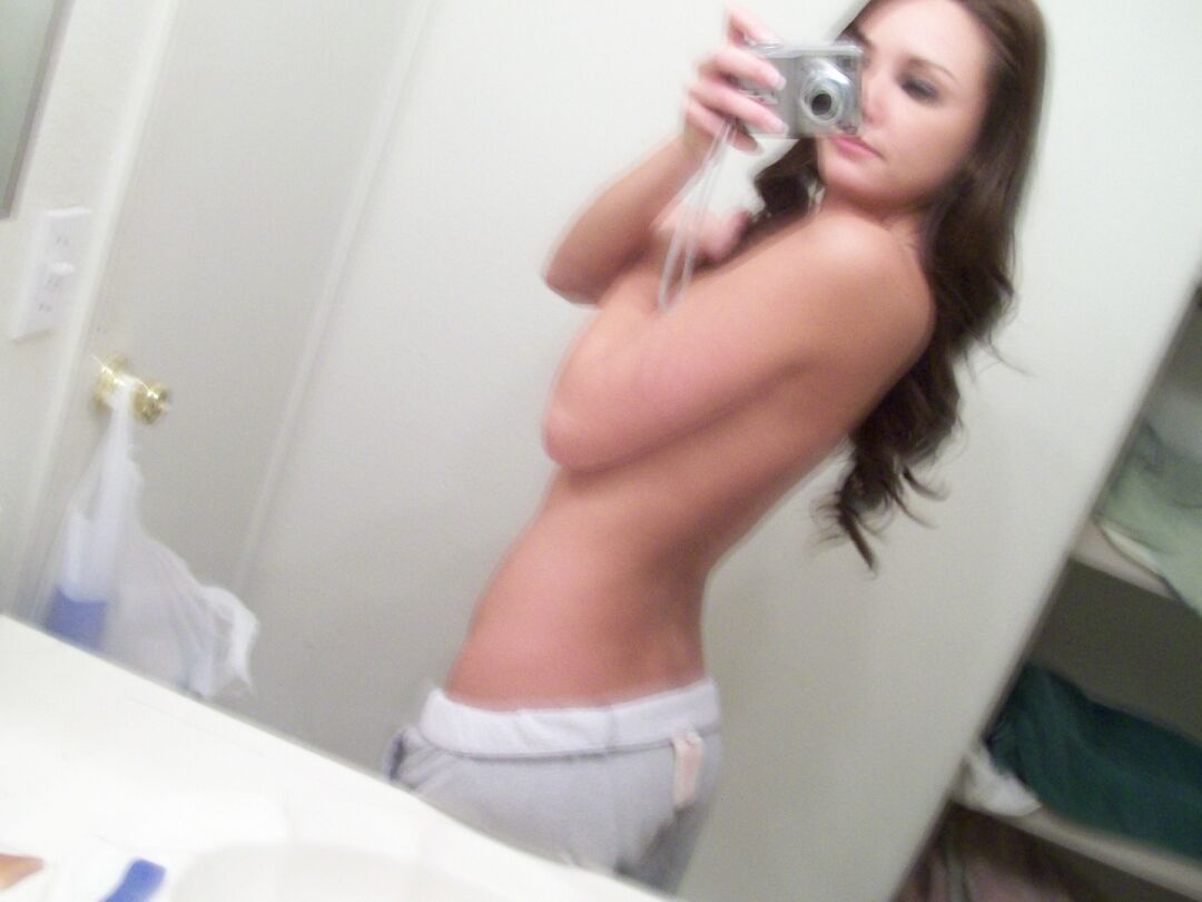 21P Amateur girlfriend Suzi posing topless in the mirror and taking selfies