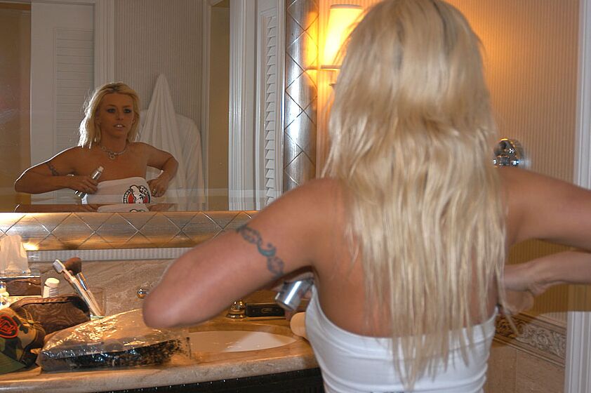 12P La hermosa rubia Brittney Skye hace alarde de sus grandes tetas falsas