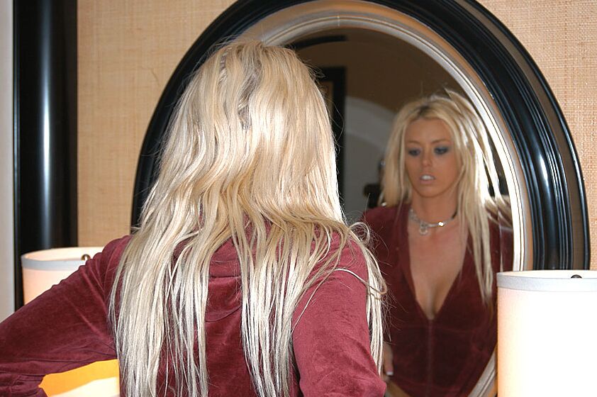 12P La hermosa rubia Brittney Skye hace alarde de sus grandes tetas falsas