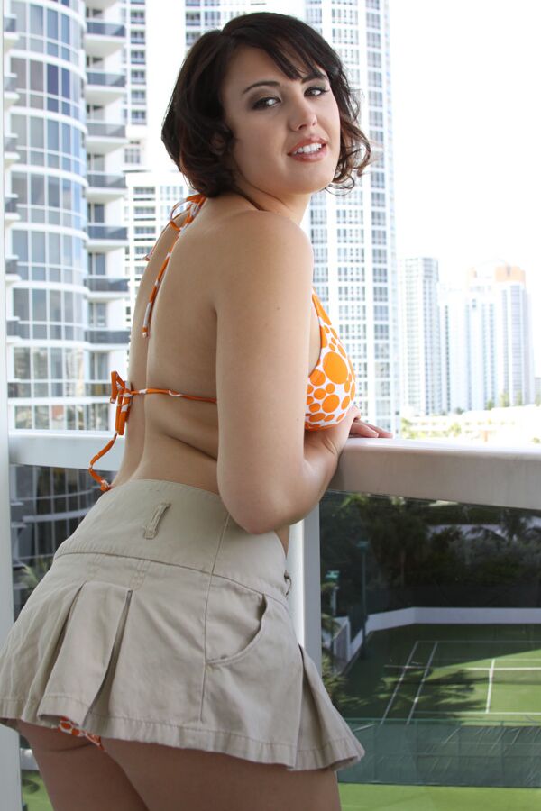 16P La novia amateur Brooke Lee Adams muestra su cuerpo caliente al aire libre