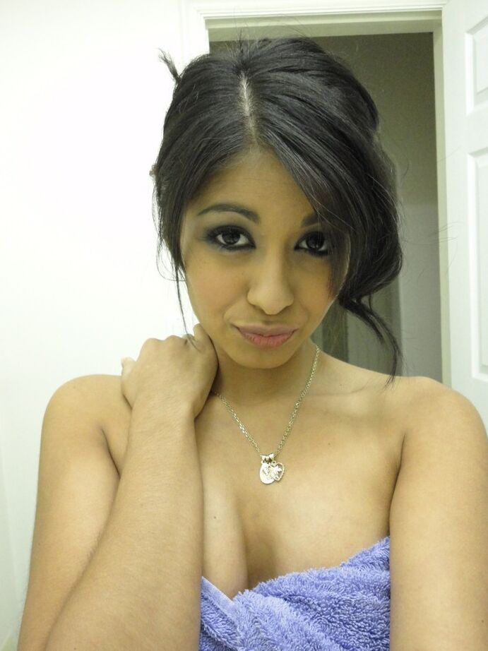 16P Latina ex-girlfriend Ruby Reyes caught naked in shower by her ex-bf