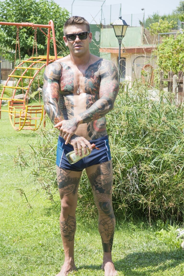 21P Latina sexy de grandes tetas Julia De Lucia se folla a su amante tatuado al aire libre