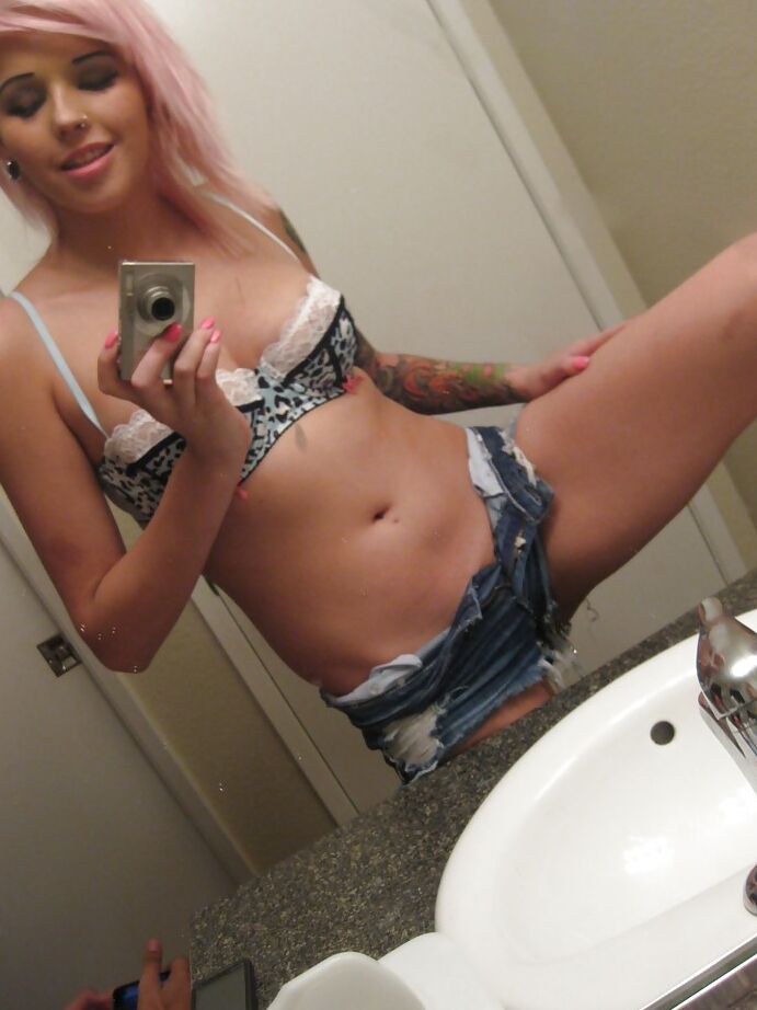 16P Pretty ex-girlfriend Hayden snapping off nude selfies in her bathroom