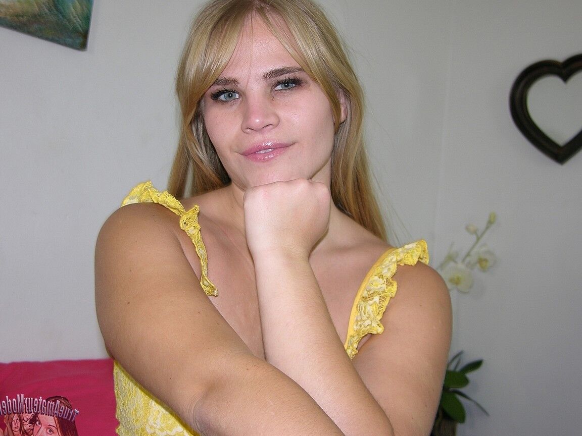 16P La joven rubia Madison E se desnuda por primera vez encima de su cama