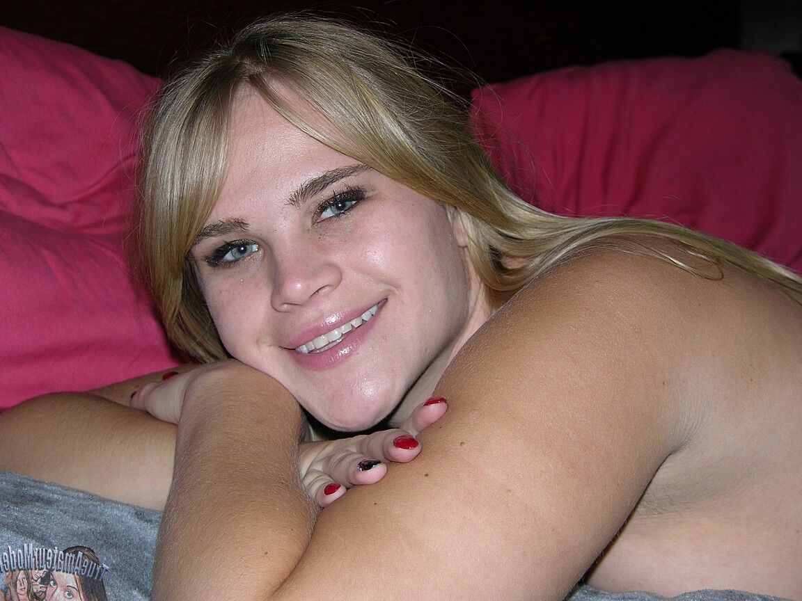 16P La joven rubia Madison E se desnuda por primera vez encima de su cama
