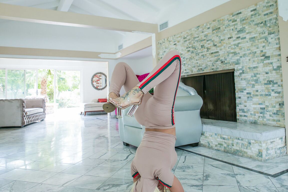 21P La MILF cubana tetona Luna Star monta una polla después de hacer alarde de sus grandes tetas al aire libre