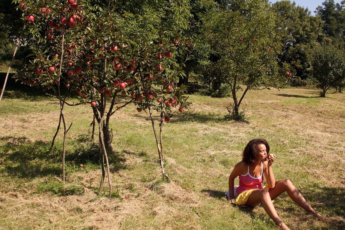 21P Teen Linet se fait caresser ses gros seins