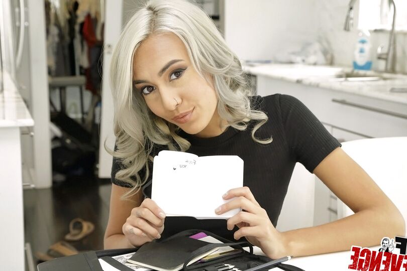 12P Novia cosplay con buenas tetas se desnuda para recibir una gran polla en la cocina