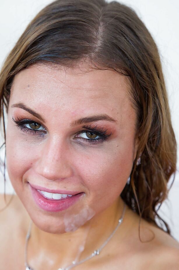 12P Cutie Kendall Kayden le da su primera mamada en pantalla a una polla gorda