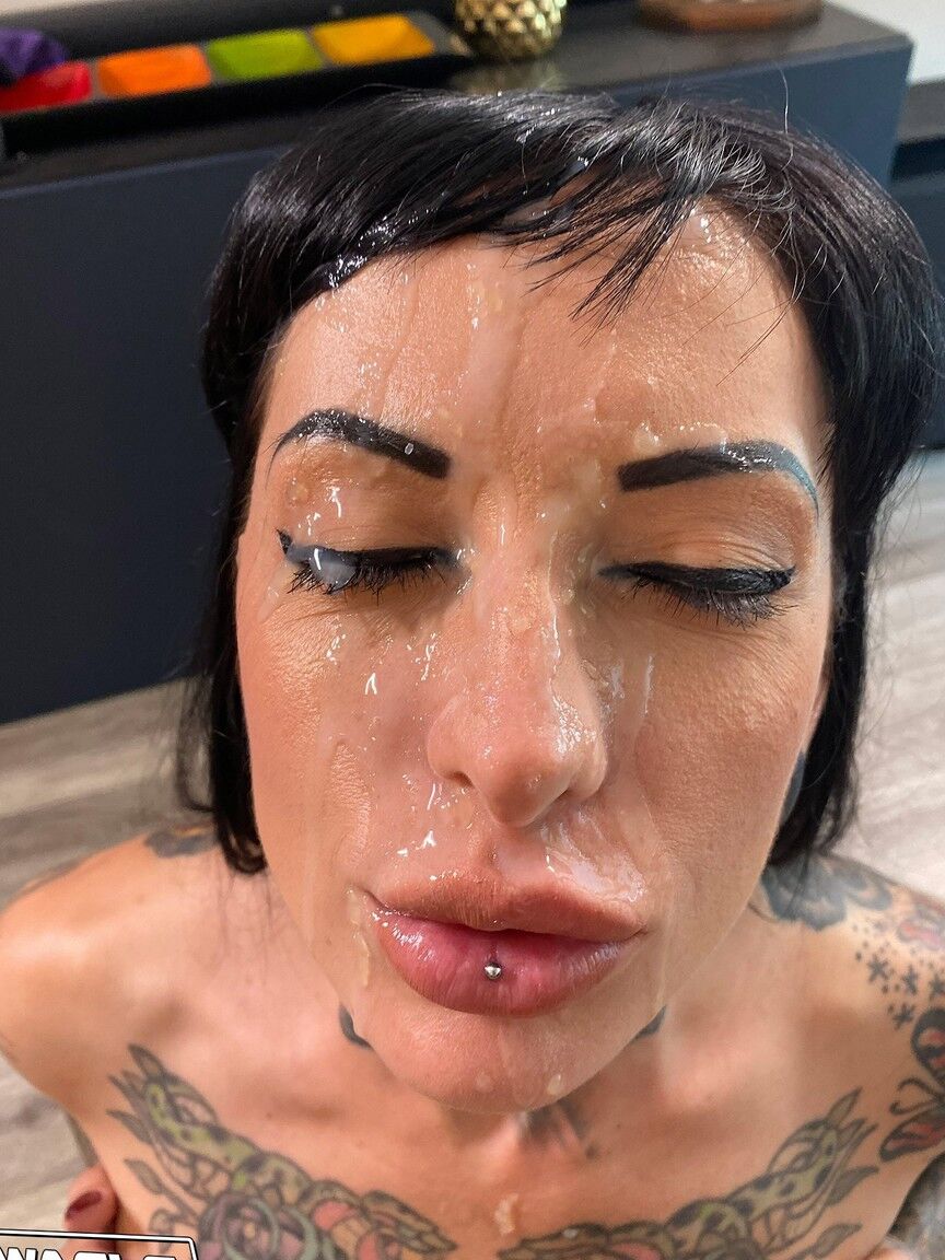 21P A estrela pornográfica tatuada Jessie Lee exibe suas enormes falsificações e prova a bunda de um cara