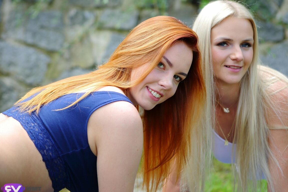 16P Las jóvenes lesbianas Katy Sky y Candy Red se desnudan en un jardín