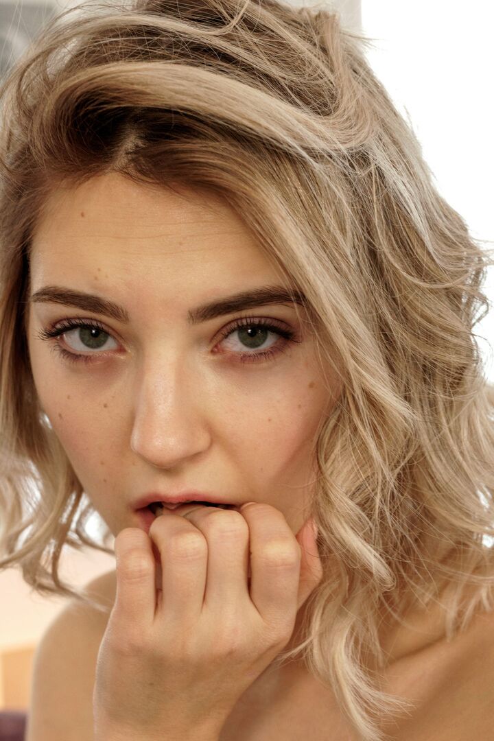 16P La sale blonde Lady Jay se fait baiser après les préliminaires avec son ami