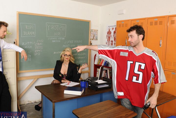 12P Profesora rubia tetona Phoenix Marie follada doblemente en su salón de clases