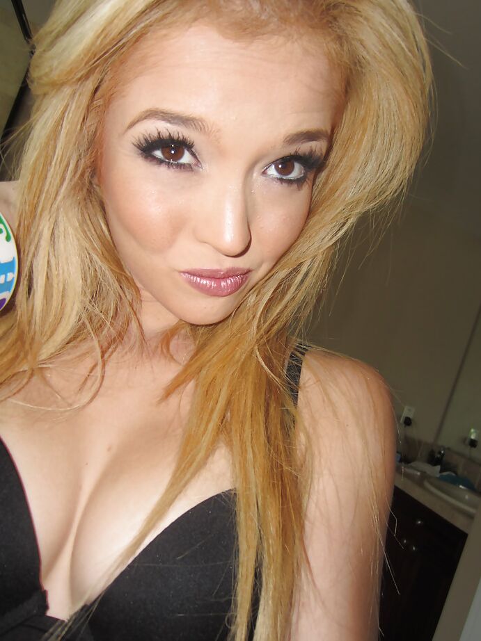 16P La petite amie blonde Tiffany Fox dévoile ses gros seins en gros plan