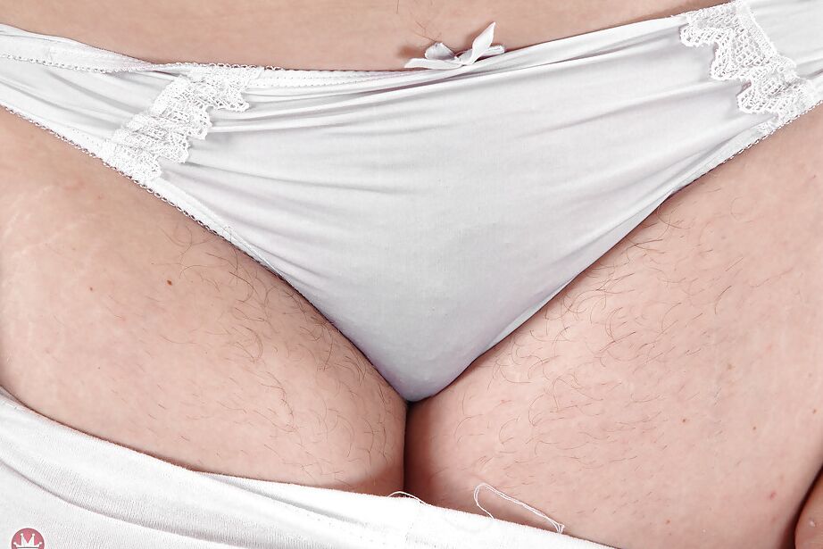 16P Older woman Mel Harper slips out of spandex pants and panties to expose beaver