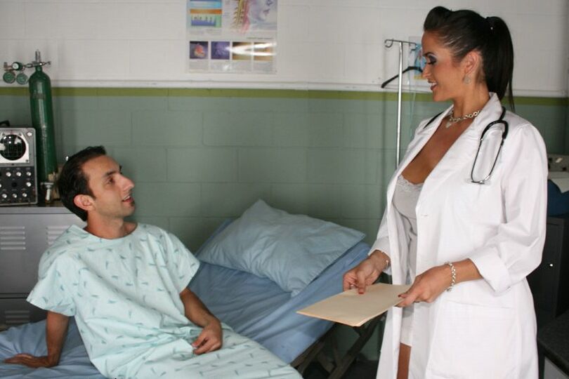 21P A médica Curvy MILF Carmella Bing dá uma vara dura em sua vulva saborosa no trabalho