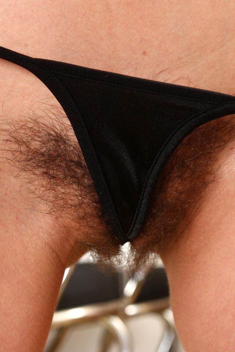 21P La joven de pelo negro Victoria Black expone sus finos pechos y su manguito peludo