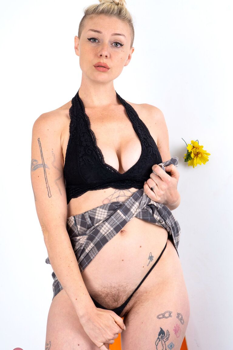 21P La rubia tatuada Dakota Rose muestra sus grandes tetas y su culo