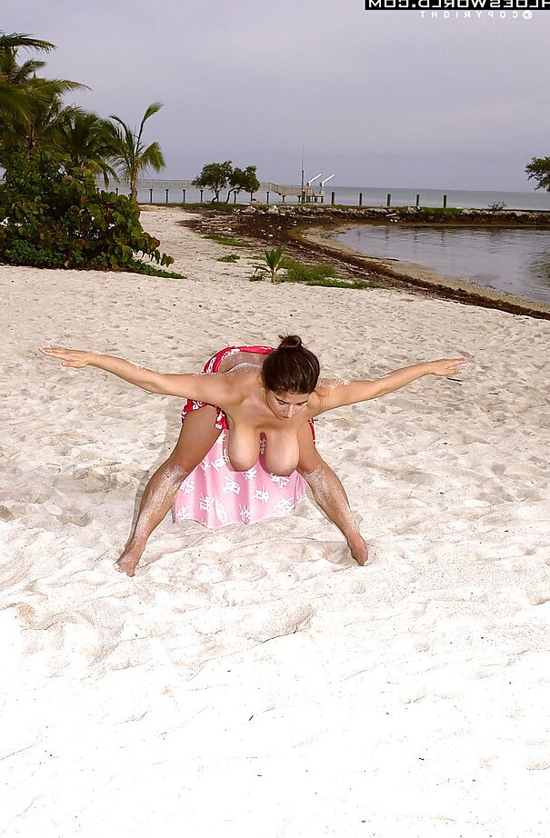 16P Die kopflastige MILF Chloe Vevrier entblößt ihre haarige Muschi draußen am Strand
