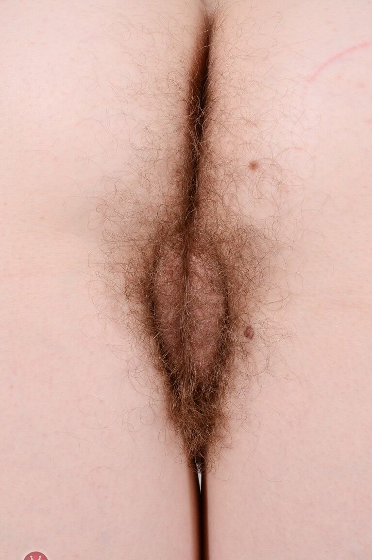 21P La hippie tetona Dakota Rose muestra su coño peludo y sus hermosos pies