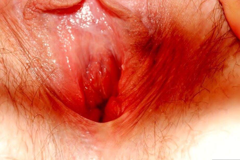 20P UK amateur Juicey Janey spreads her beaver for a close-up before an insertion