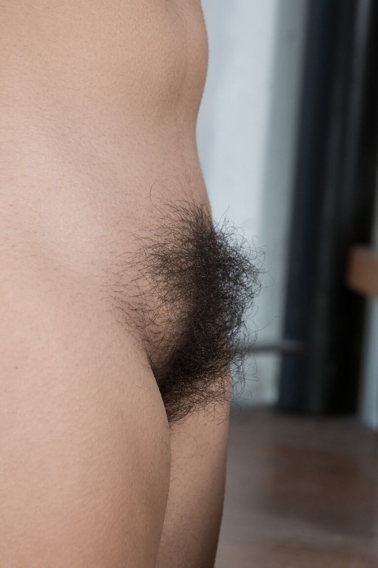 17P Latina Anastasia Cherry muestra sus curvas monstruosas y su coño peludo en las escaleras