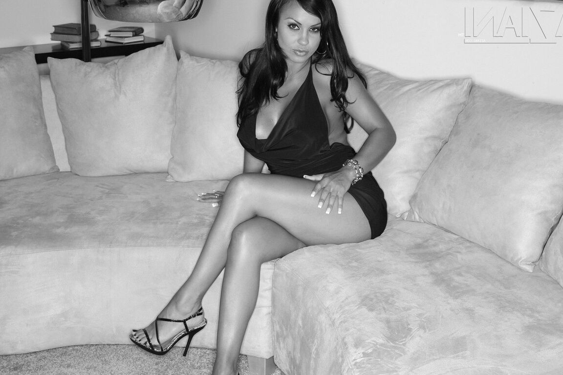 15P Plans artistiques de la torride Mariah Milano soulevant sa robe sexy pour montrer son cul chaud