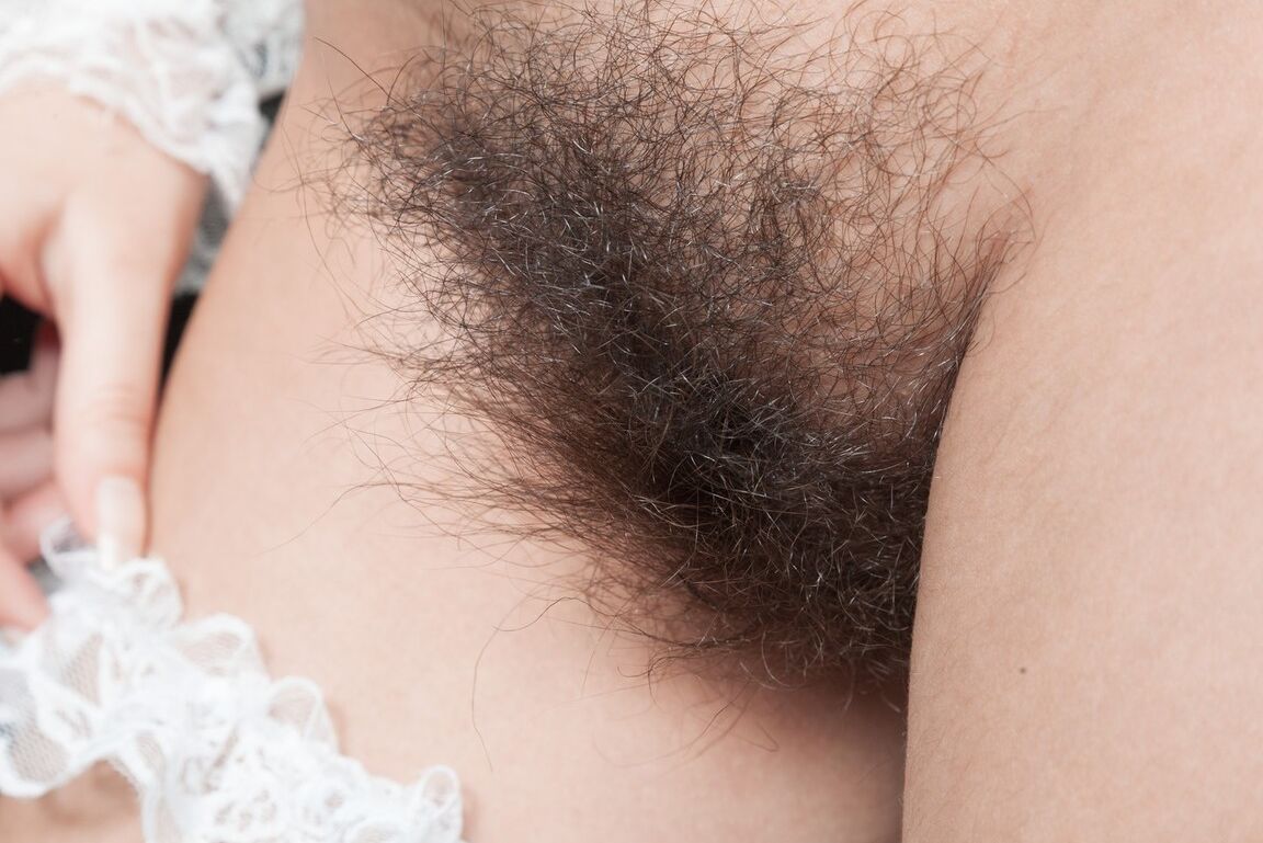 16P La femme de ménage brune Ramira enlève son uniforme pour montrer sa chatte naturellement poilue.