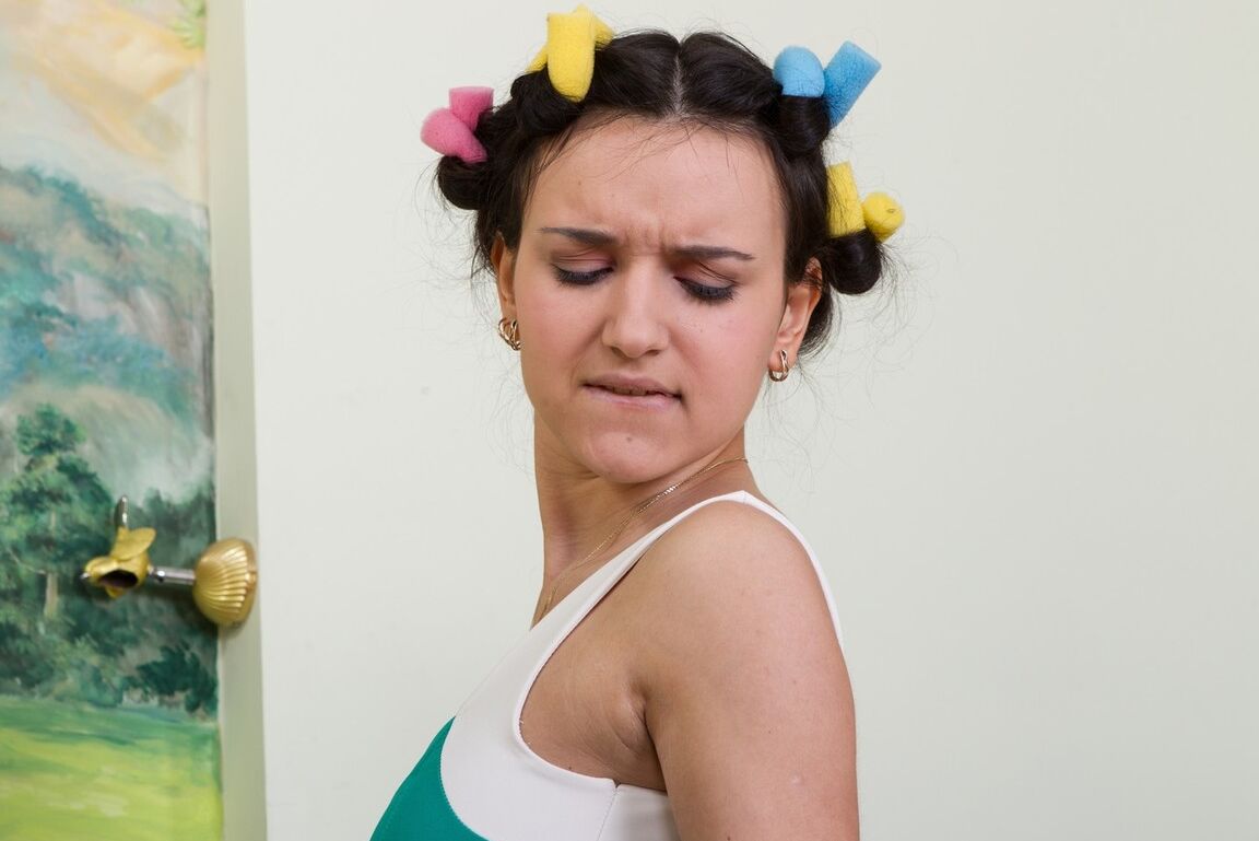 16P La linda adolescente Ramira descubre grandes tetas naturales antes de liberar el arbusto de las pantimedias
