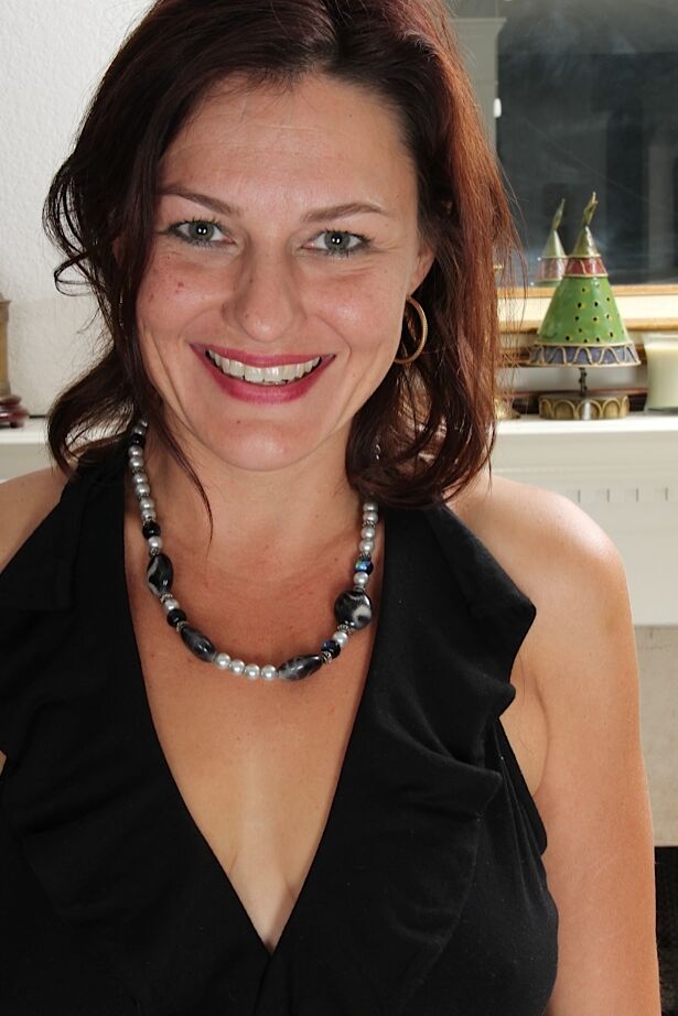 16P Fascinating milf beauty Ava Austin is spreading her sweet legs