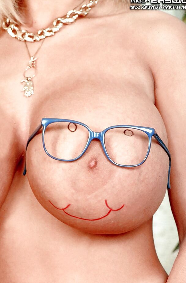 16P Gafas con la chica solitaria Tiffany Towers dejando al descubierto sus enormes tetas de estrella porno MILF
