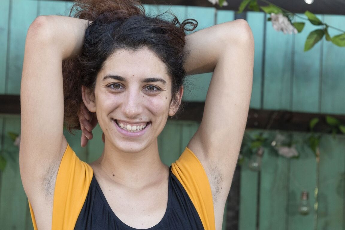 16P A garota amadora Sofia H exibe seu arbusto completo em um bar ao ar livre