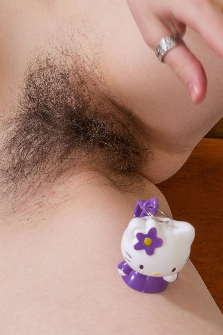 Kira, étudiante aux gros seins naturels, se déshabille pour exhiber son manchon poilu en chaussettes.