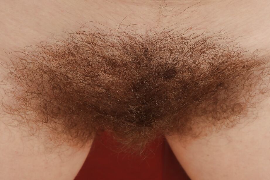 16P Mulher gorda Erin Eden expondo seus peitos grandes e arbusto peludo