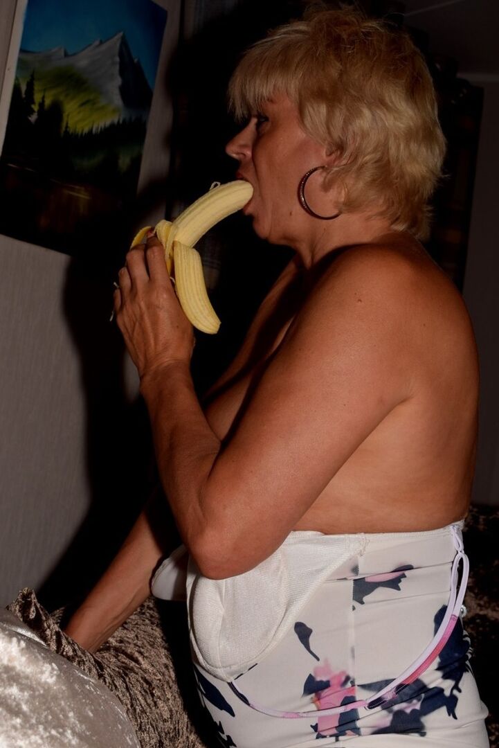 16P Loira madura Dimonty expõe seus peitos e vulva enquanto come uma banana