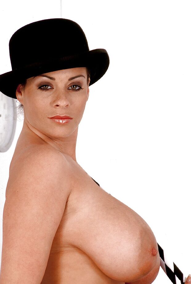 16P соло-милфа Linsey Dawn McKenzie позирует в шляпе, обнажая огромные сиськи