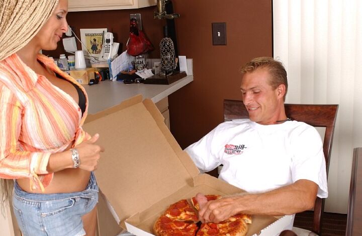 16P Deep-bosomed MILF with afro bunches gets dirty with a hung pizza-guy