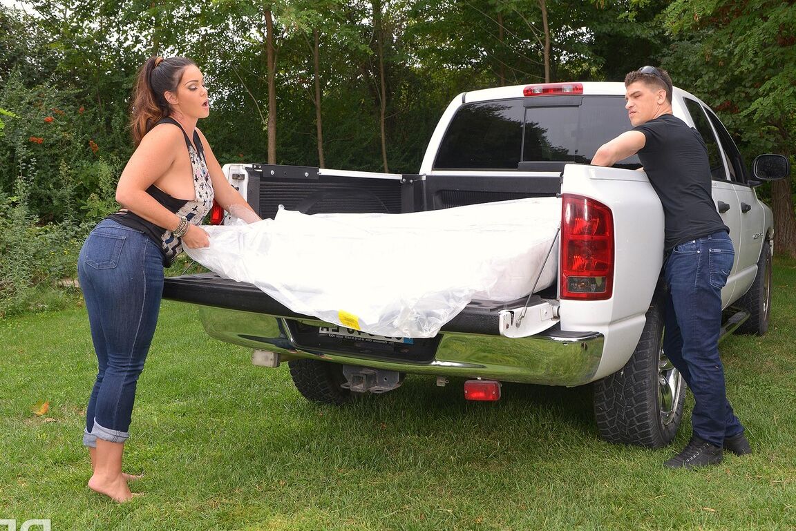 21P A morena peituda Alison Tyler faz sexo quente com namorado na traseira de uma caminhonete