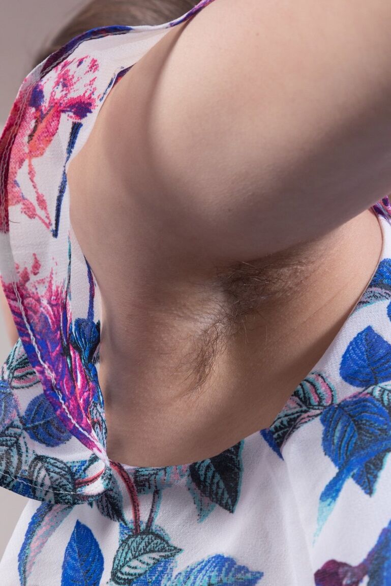 16P 巨乳少女メラニ ブリーがビリヤード台で毛むくじゃらの脇の下と茂みを披露