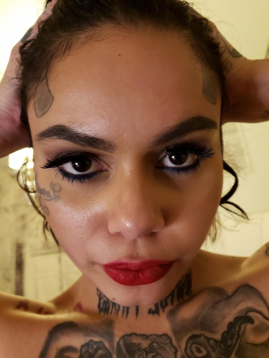 16P A garota tatuada Genevieve Sinn ostenta lábios vermelhos durante um POV chupar e foder