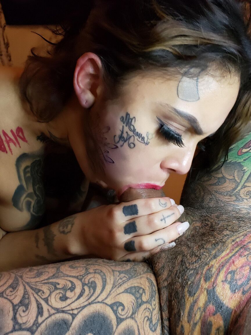 16P A garota tatuada Genevieve Sinn ostenta lábios vermelhos durante um POV chupar e foder