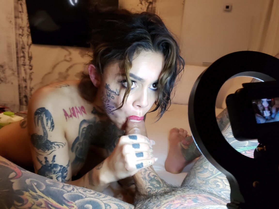 16P A garota tatuada Genevieve Sinn ostenta lábios vermelhos durante um POV chupar e foder