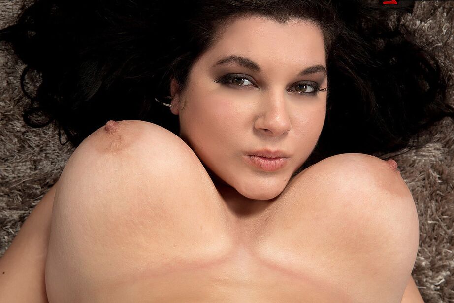 16P Mulher de cabelos escuros e grossos Lola Hot realmente entra em uma noite de sexo pesado