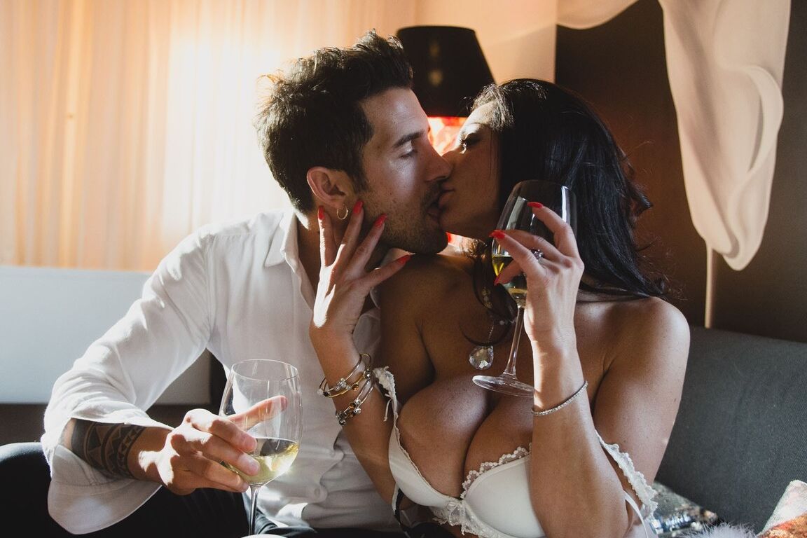 Priscilla Salerno, une jeune italienne de 20P, s'aguiche en lingerie blanche.