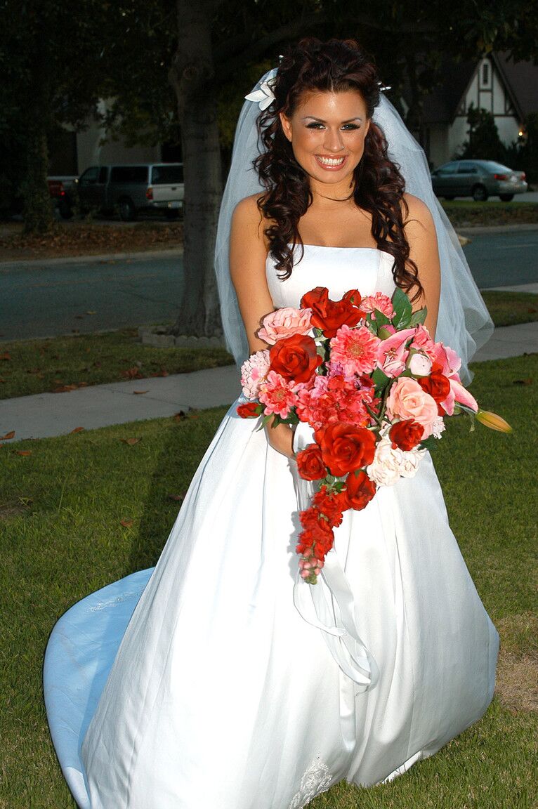 21P A nova esposa Eva Angelina deixa cair o vestido de noiva para chupar