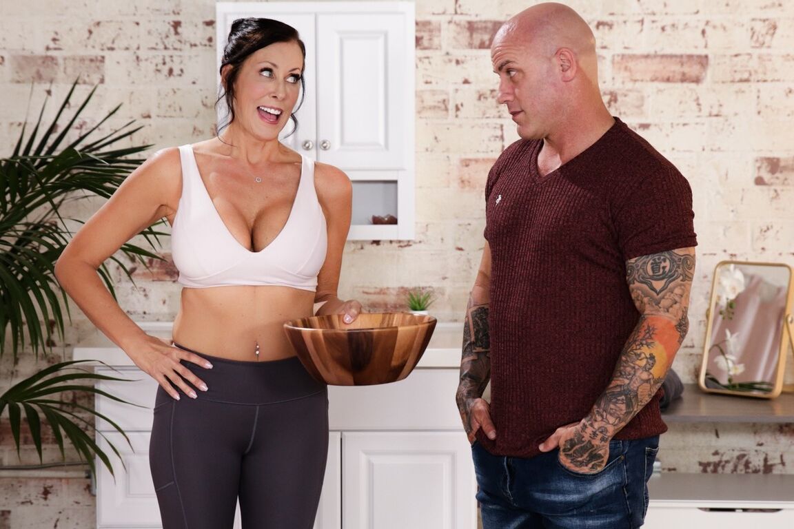 15P Brunette masseuse Reagan Foxx has sex with a client during a nude massage